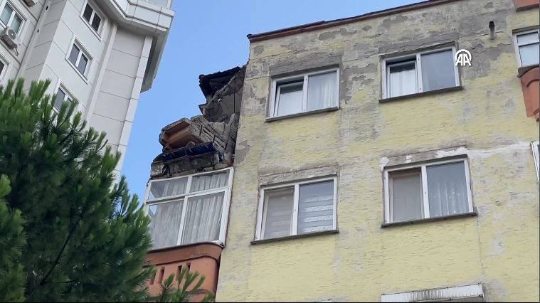 İstanbul’da çatısı çöken bina boşaltıldı 3